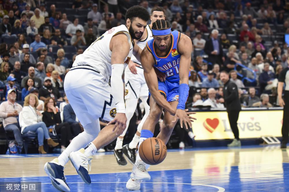 他的一腳低 他的一腳低